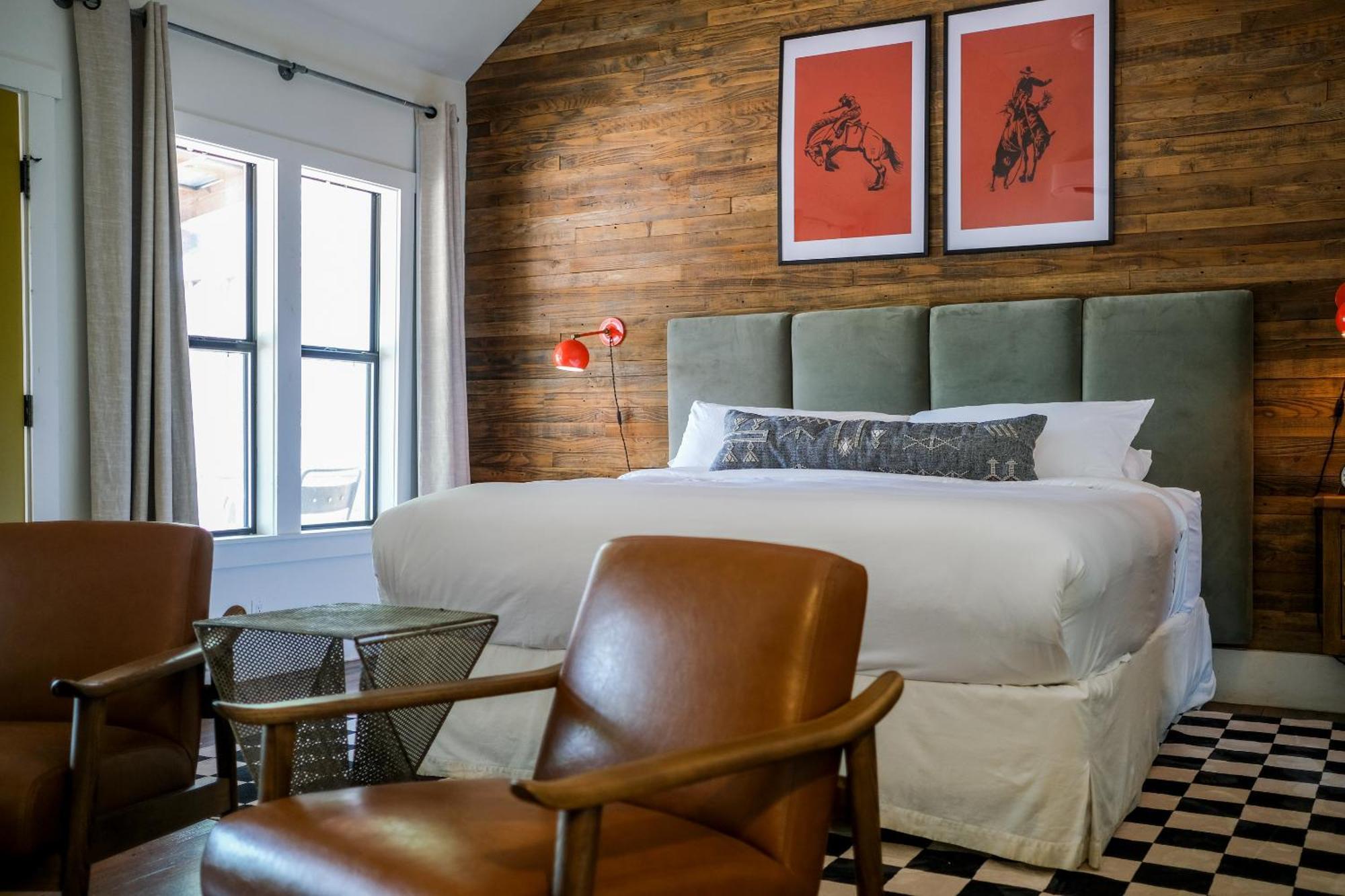Hotel Camp 4*